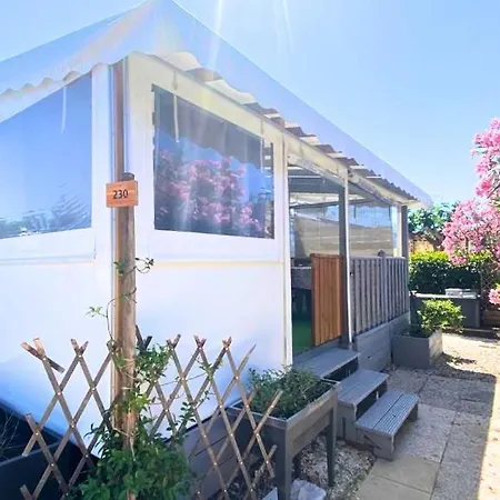 Camping Mobil Dans Un 4 Etoile Avec Piscine *